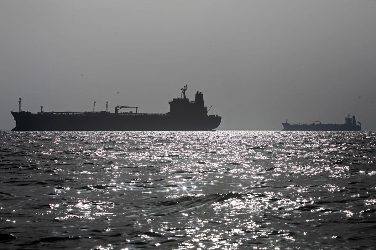 Supertanker With Iraq Crude Exits Persian Gulf as Talks Continue
