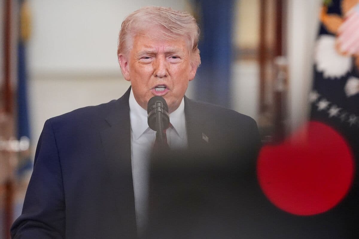 US Stock Futures Fall, Oil Climbs on Trump Threats: Markets Wrap