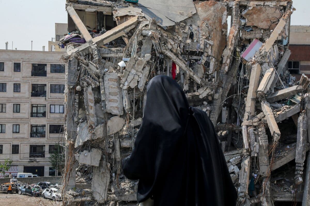 Emerging FX Sinks as Iran War Drags On, Oil Holds Over $100