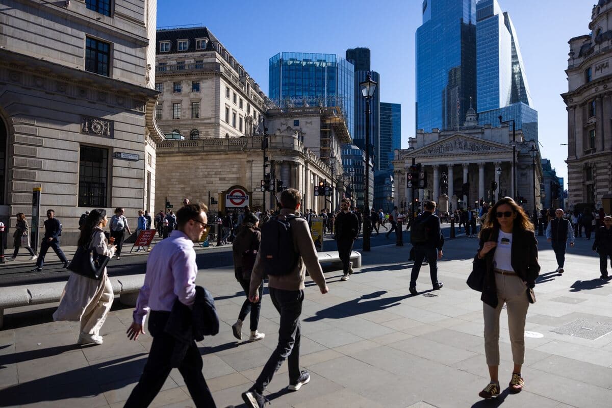 Gilts Jump as UK Inflation Surprise Curbs Rate-Hike Wagers