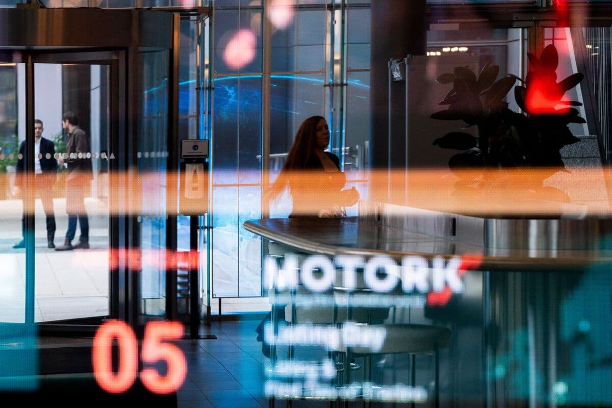 European Stocks Fall as Investors Await Word of Iran Peace Talks