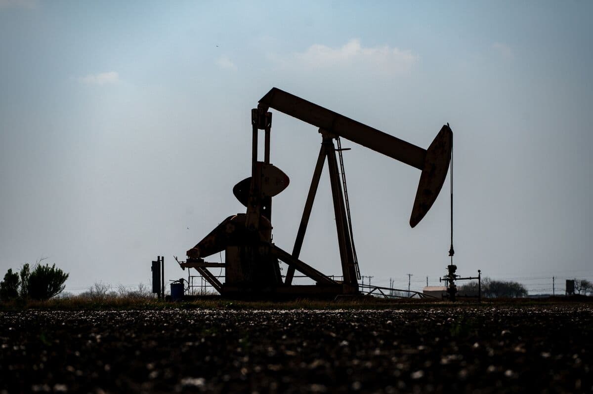 Oil Steadies After First Drop This Week on Peace Talk Optimism
