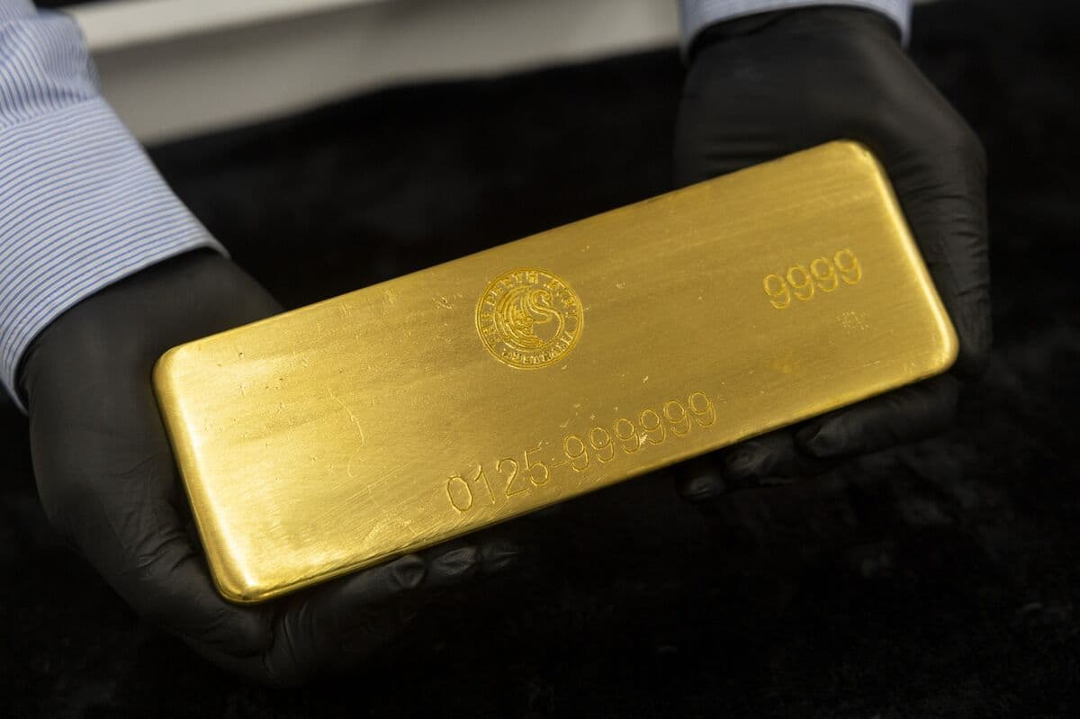 Gold Advances as US-Iran Truce Holds After Hormuz Flareup