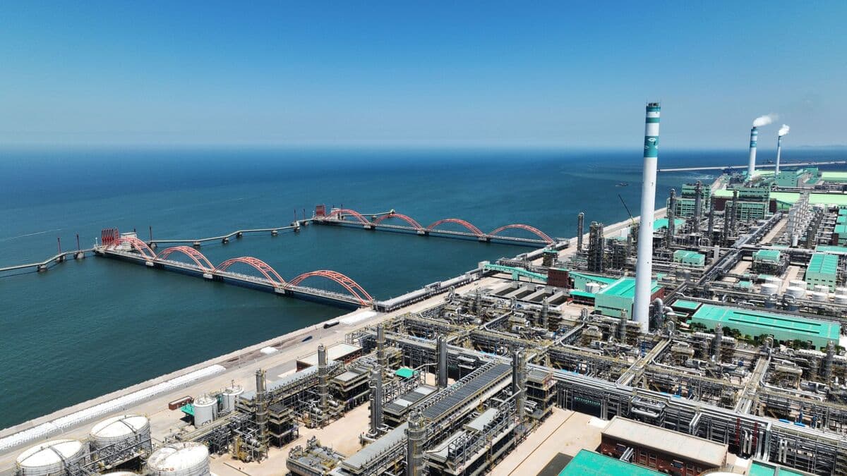 US Sanctions Giant Chinese Refiner Hengli, Ships for Iran Links