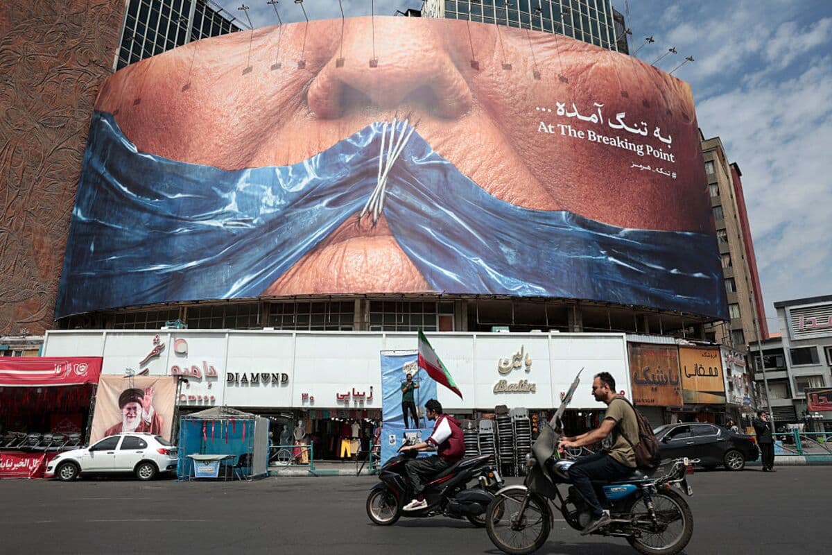 Iran Juggles Oil Cuts and Storage Strain to Resist US Blockade