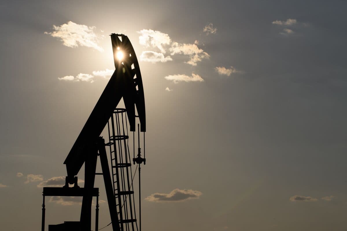 Oil Gains as Deal to End War and Reopen Hormuz Remains Elusive