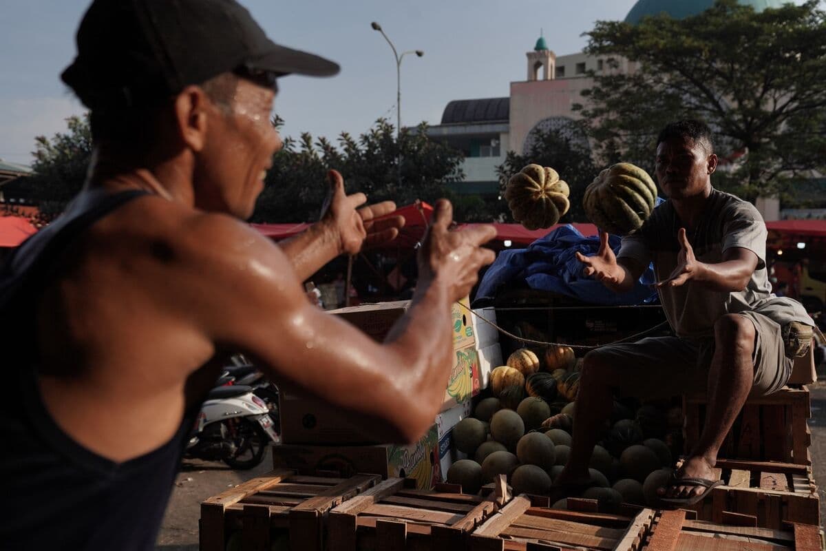 Indonesian Growth Jumps to 5.6%, Beats Estimates Despite War