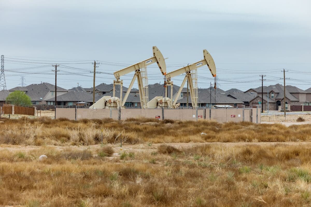 Oil Holds Three-Day Gain as Iran-US Clashes Lower Deal Prospects