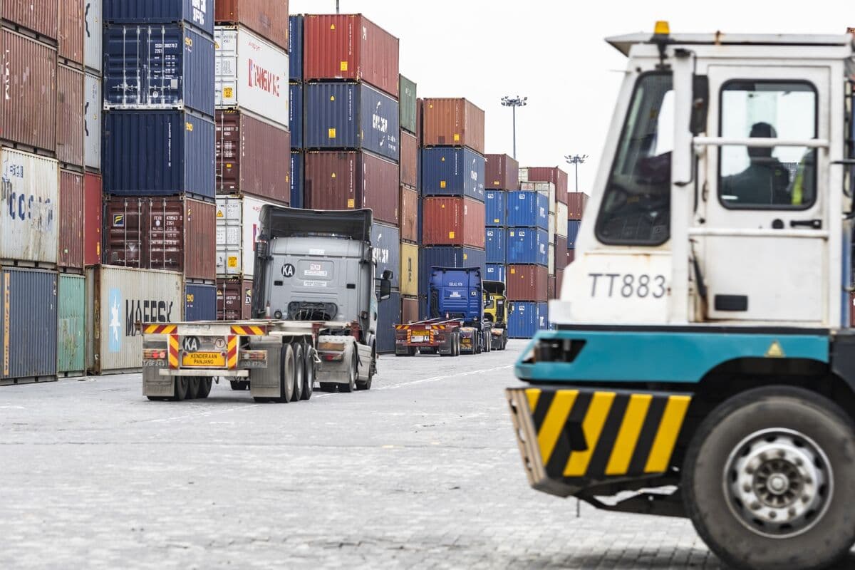 Malaysia Faces ‘Critical Period’ For Fuel by June, Minister Says