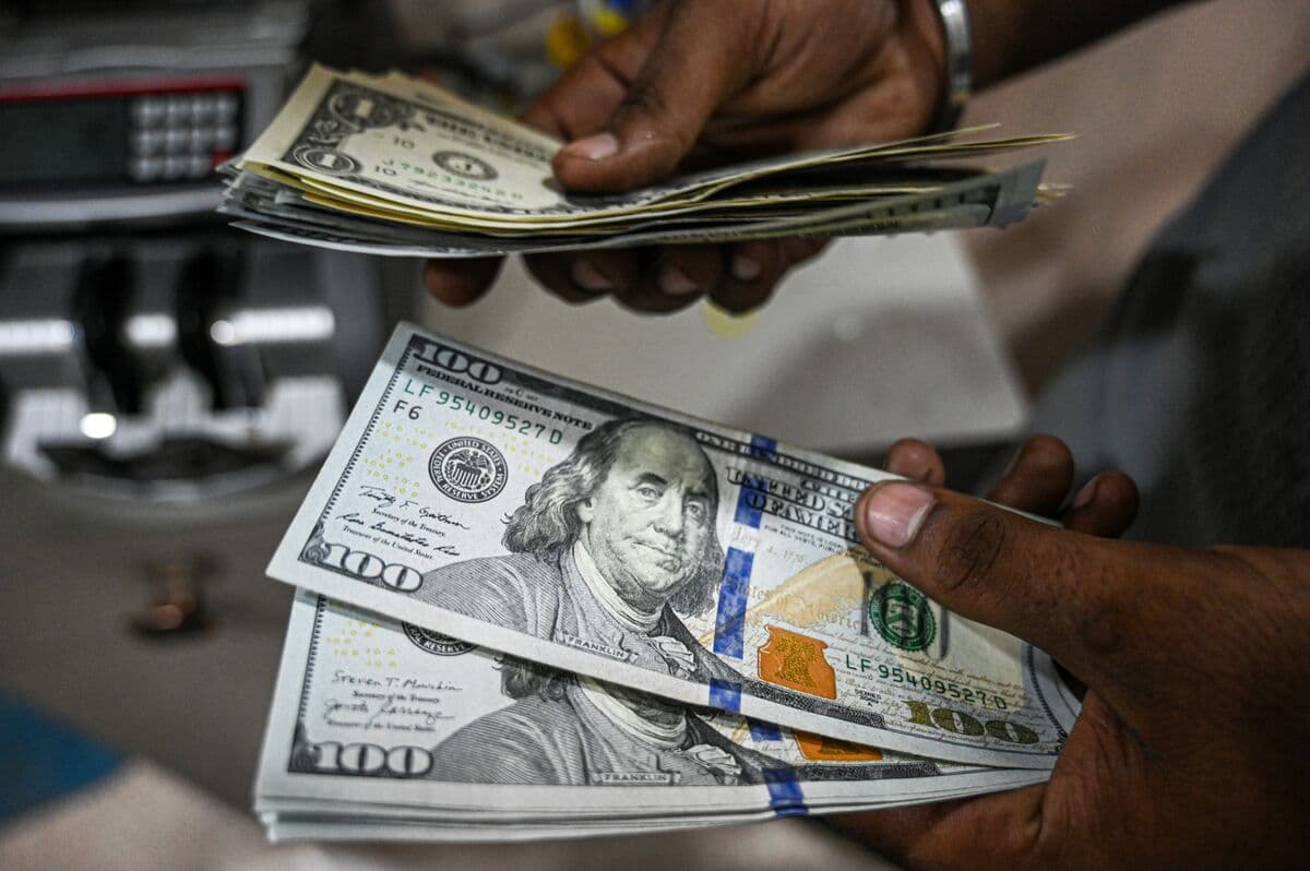 Dollar Stalls as Hope for US-Iran Peace Boosts Risk Sentiment