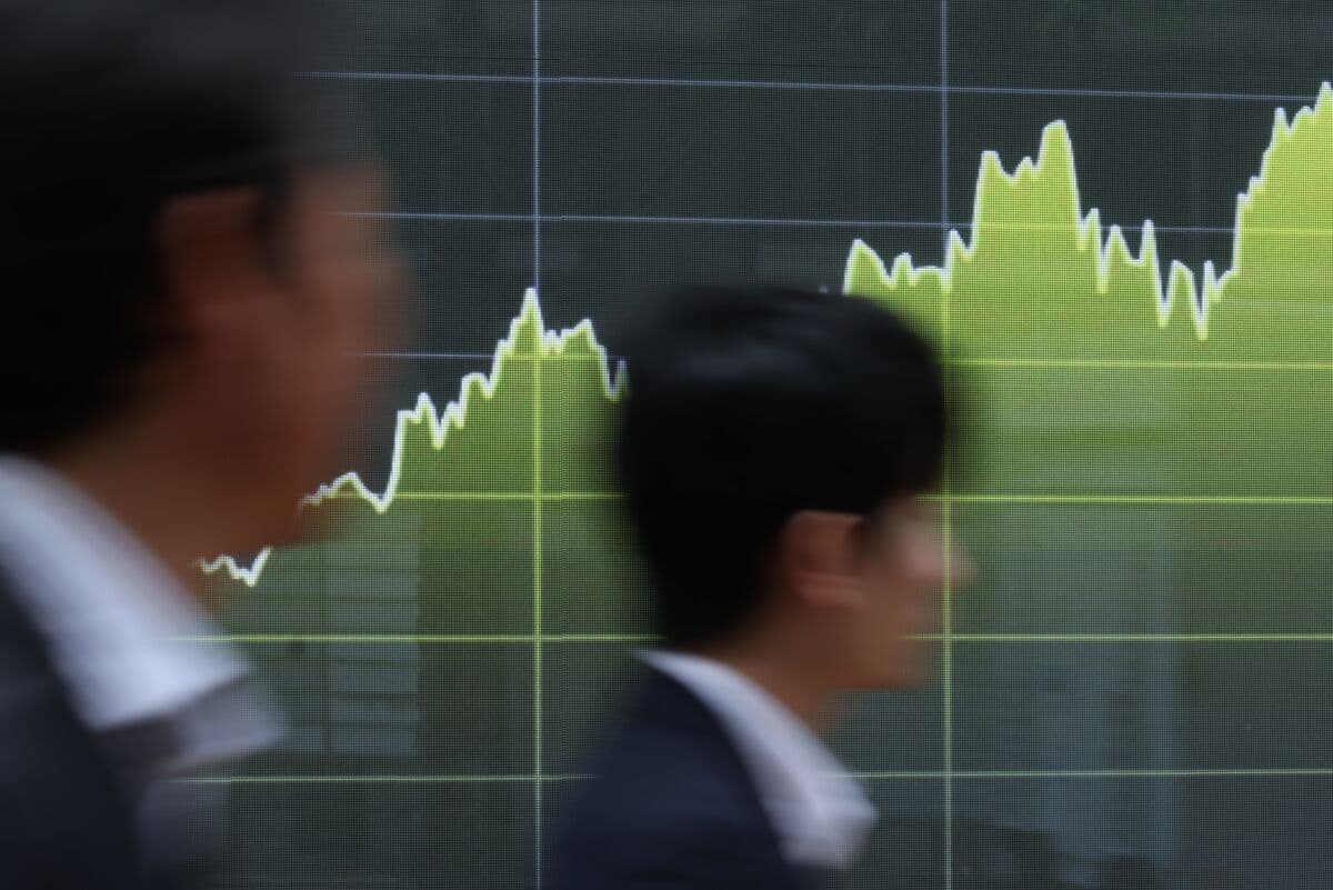 Asian Stocks to Rise, Oil Gains on Iran Deadlock: Markets Wrap