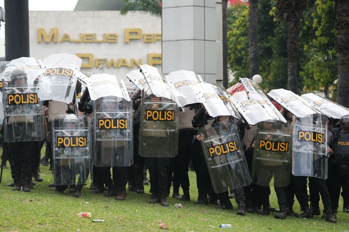 Jakarta Deploys Thousands of Police as Students Protest Prabowo