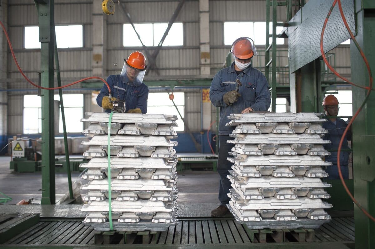 Hongqiao Prices $1.5 Billion Convertible Sale Near Low End