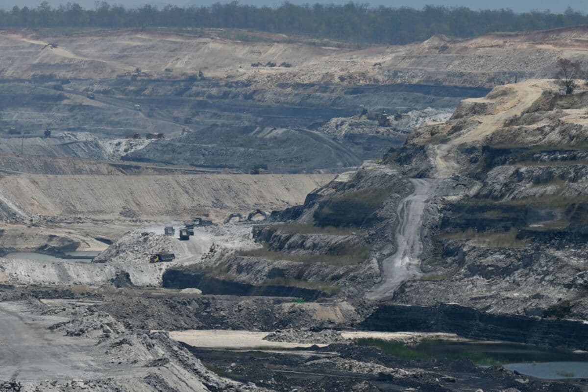 Adani Flagship Slips Into Quarterly Loss as Costs Jump