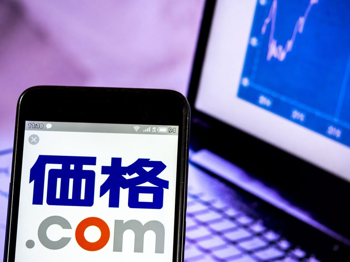 Bain, LY Said to Offer to Buy Kakaku, Rivaling EQT Takeover Bid