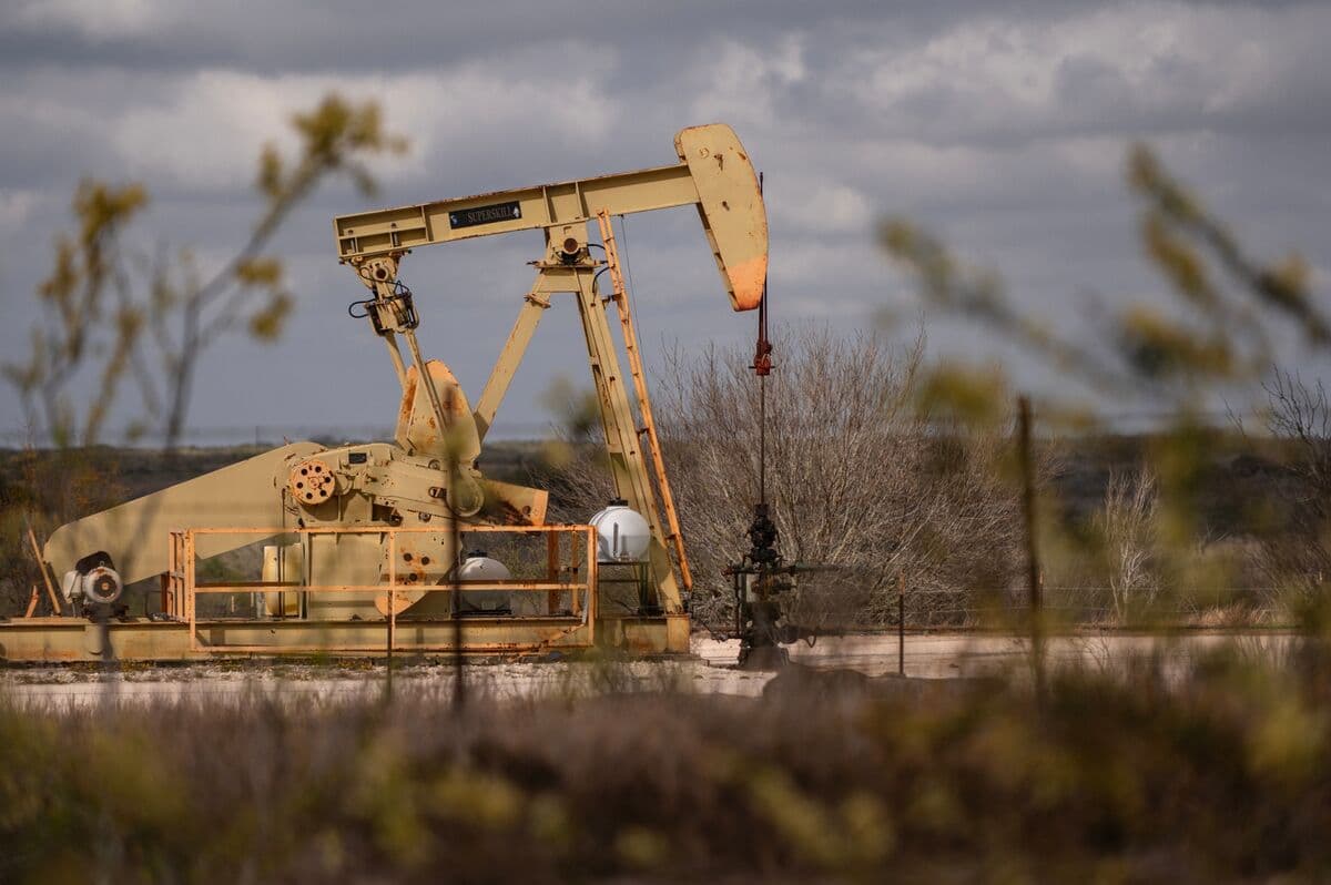 Oil Holds Near Highest Since 2022 as Trump Threats Escalate