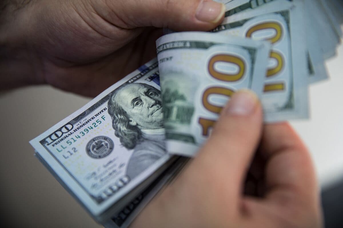 Dollar Gains as Resilient Job Market Boosts Fed Hike Bets