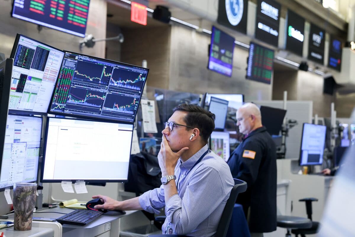 US Futures Extend Gains After Payrolls Beat as Chip Stocks Rally