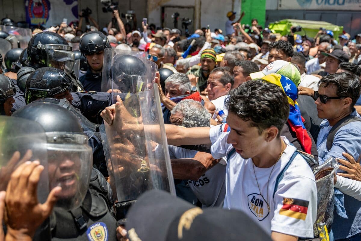 Venezuelan Cops Block March as Pay Pledge Fails to Calm Workers