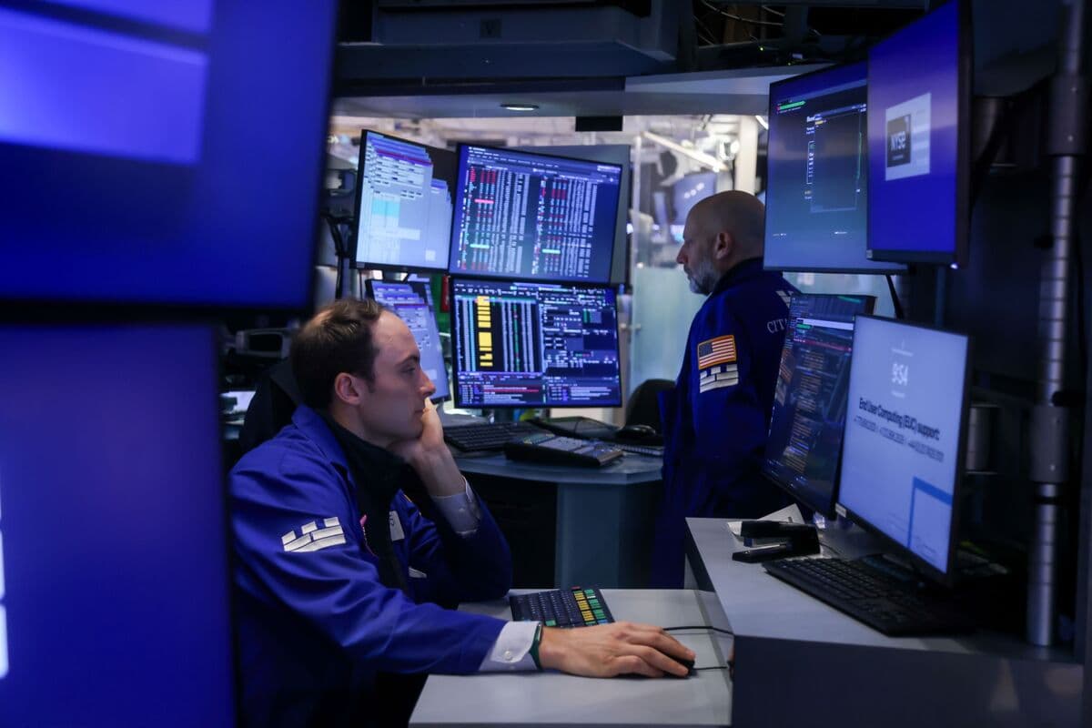 S&amp;P 500’s Record Win Streak in Danger as AI Selloff Continues