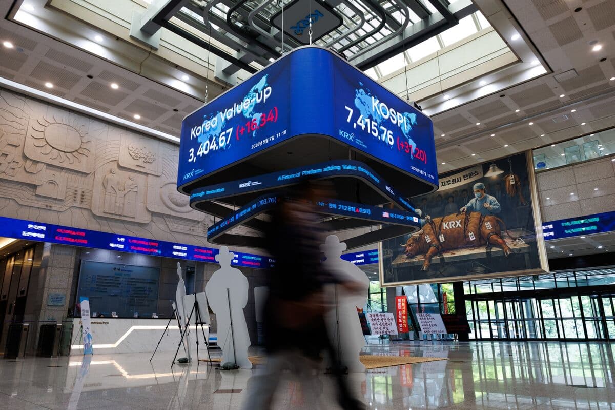 EM Stocks Hit Record High on AI, Currencies Lower as Oil Climbs