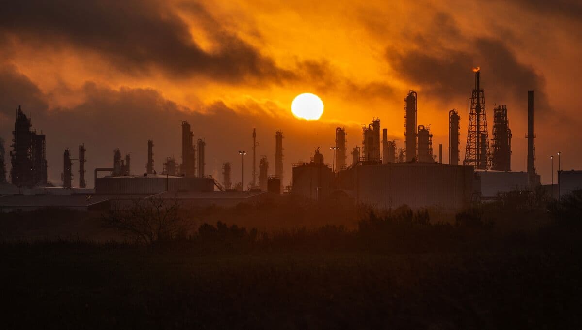 Oil Extends Drop as Trump Seeks End to Energy-Roiling Iran War