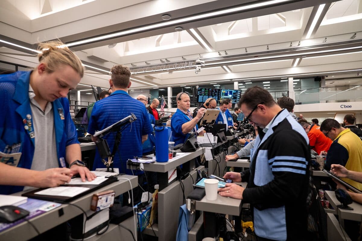 Dollar and VIX Back in Tandem as Iran War Usurps Tariff Bets