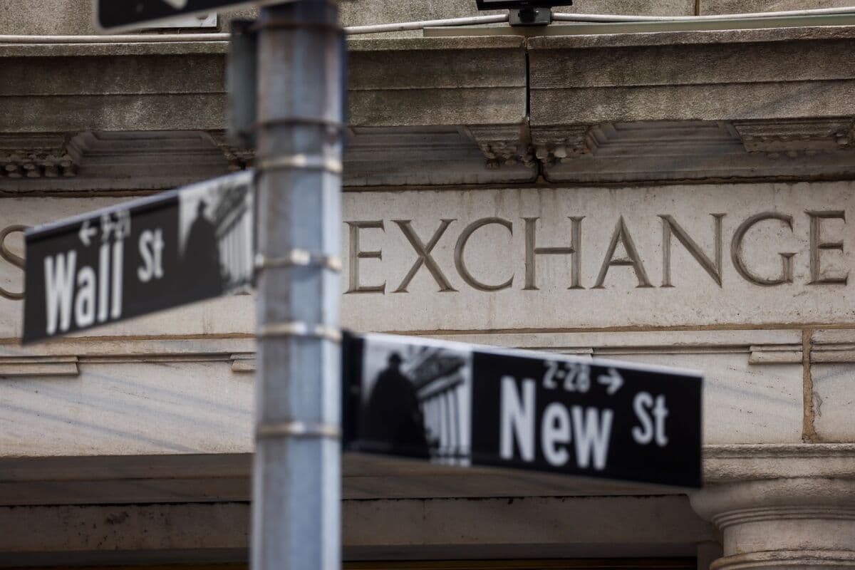 Dollar’s Monthly Rise Leaves Strategists Wary of Further Gains