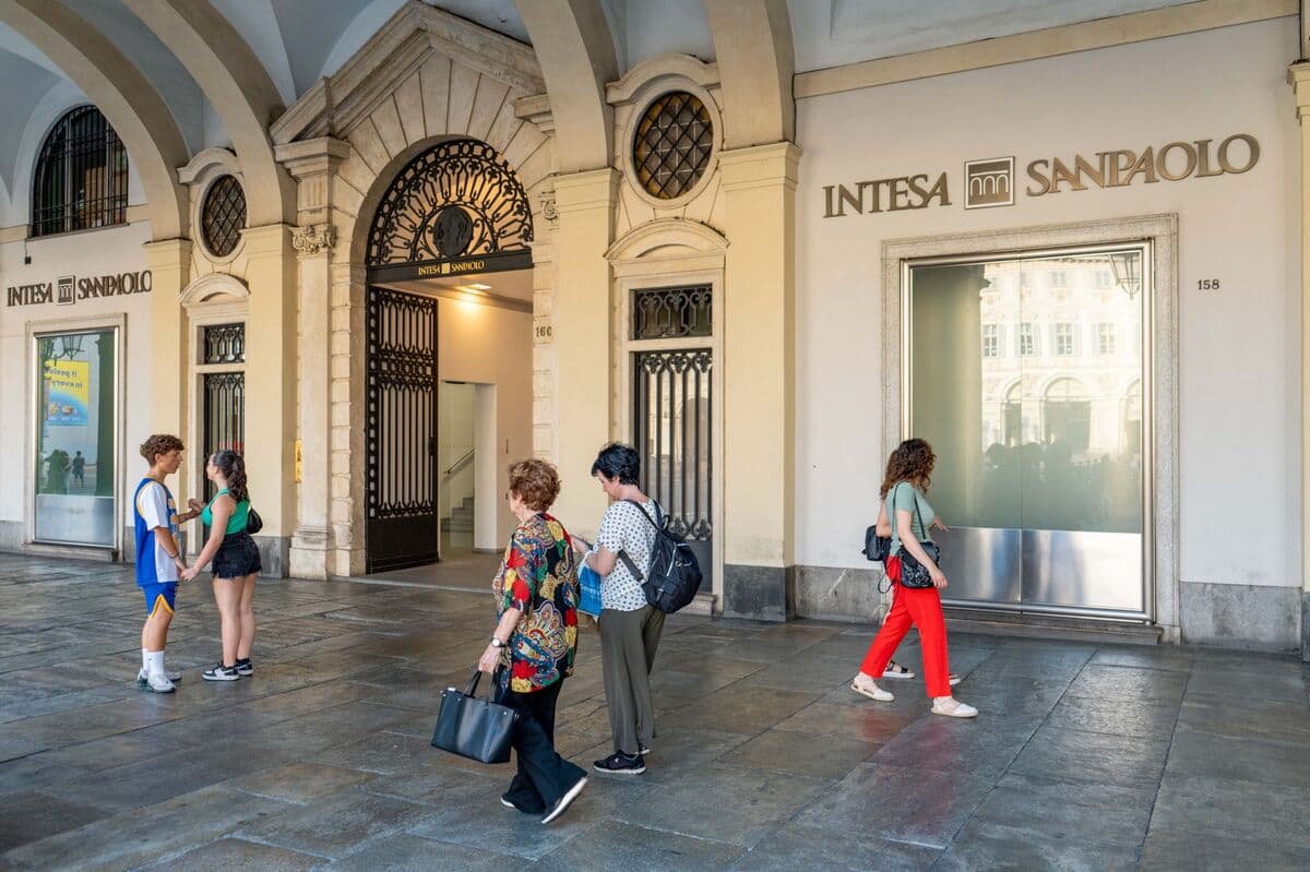 Intesa Sanpaolo Beats on Profit as Trading Revenue Surges