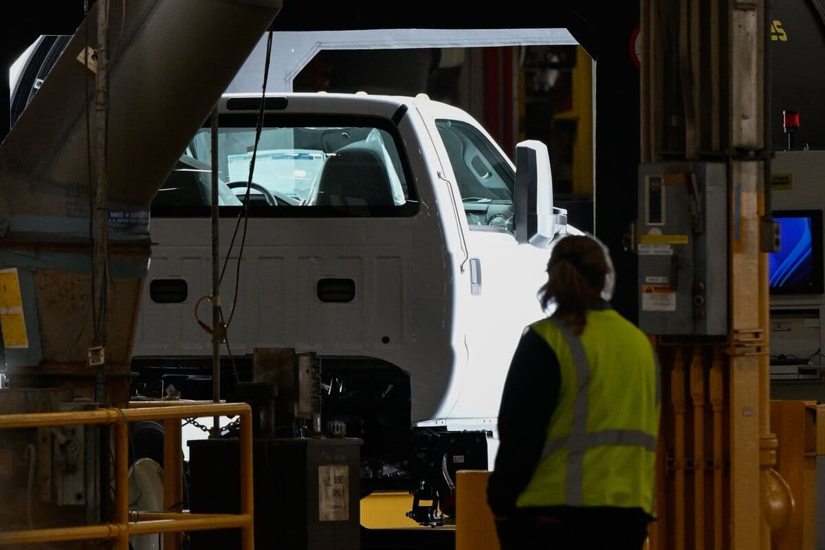 US Manufacturing Expands Most Since 2022, Input Costs Jump