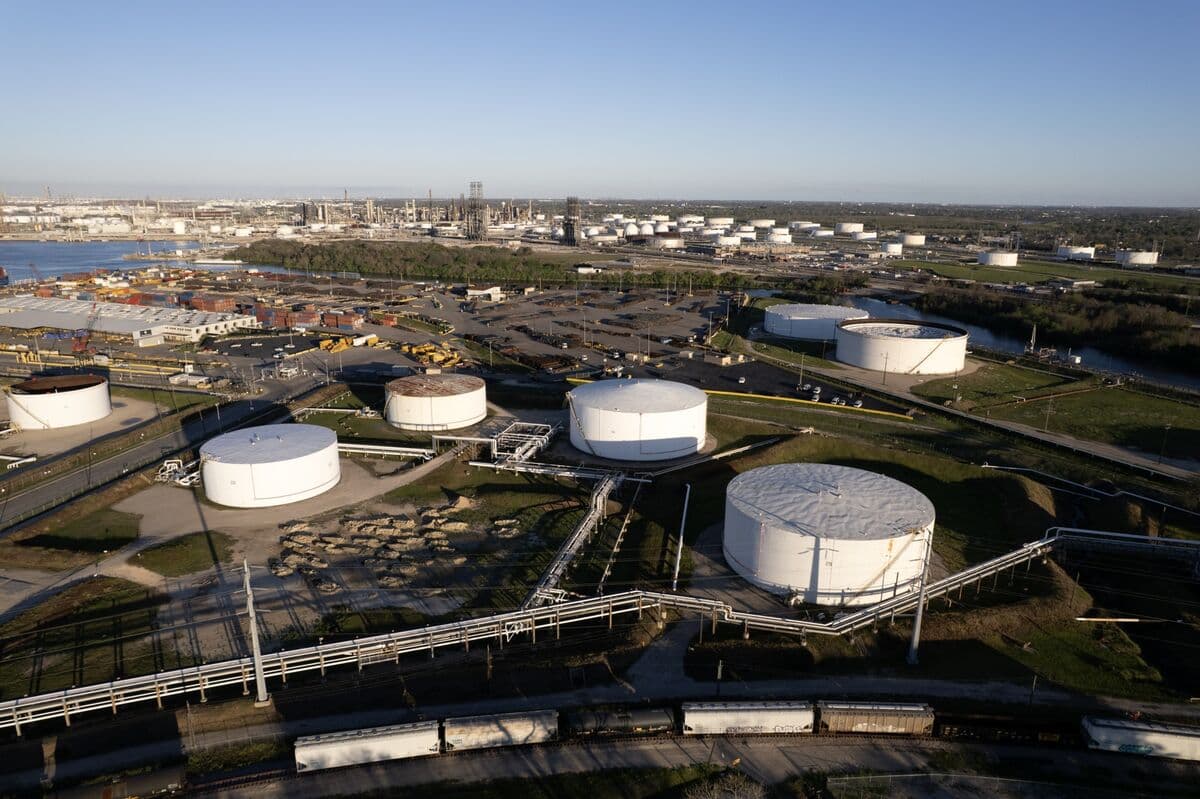 Oil Surges With Gas as US Blockade of Hormuz Escalates Crisis