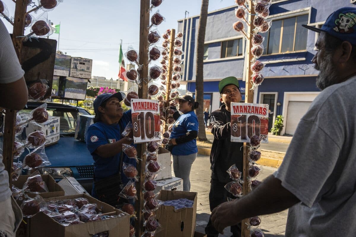 Mexico Outlook Changed to Negative at S&amp;P as Debts Mount