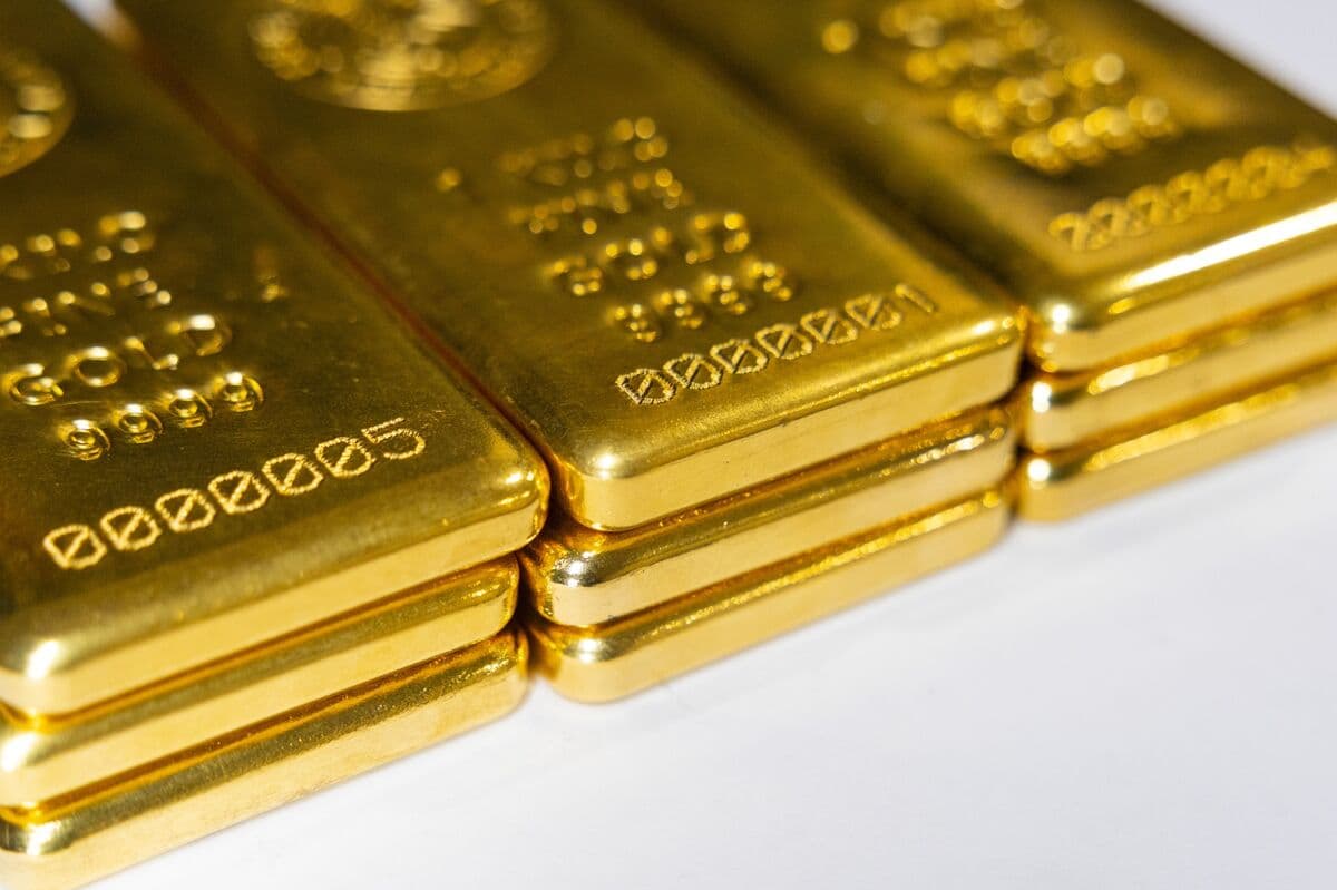 Gold Steady as US-Iran Signals Keep Rate Hike Bets Simmering