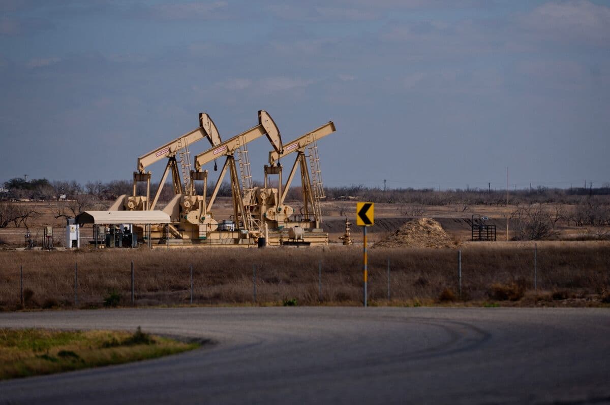 Oil Edges Lower on Tentative Deal to Extend US-Iranian Truce