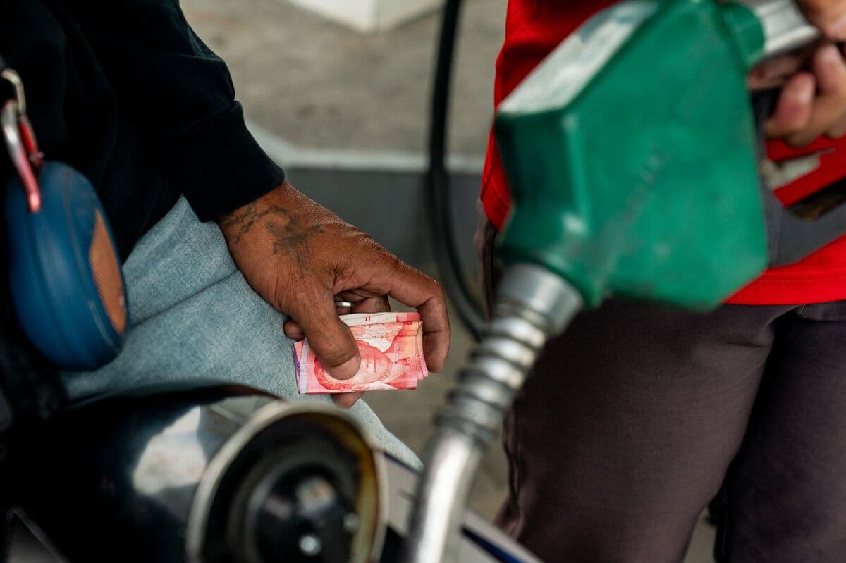 Philippine Peso Set for Best Daily Gain in a Month on Oil Relief