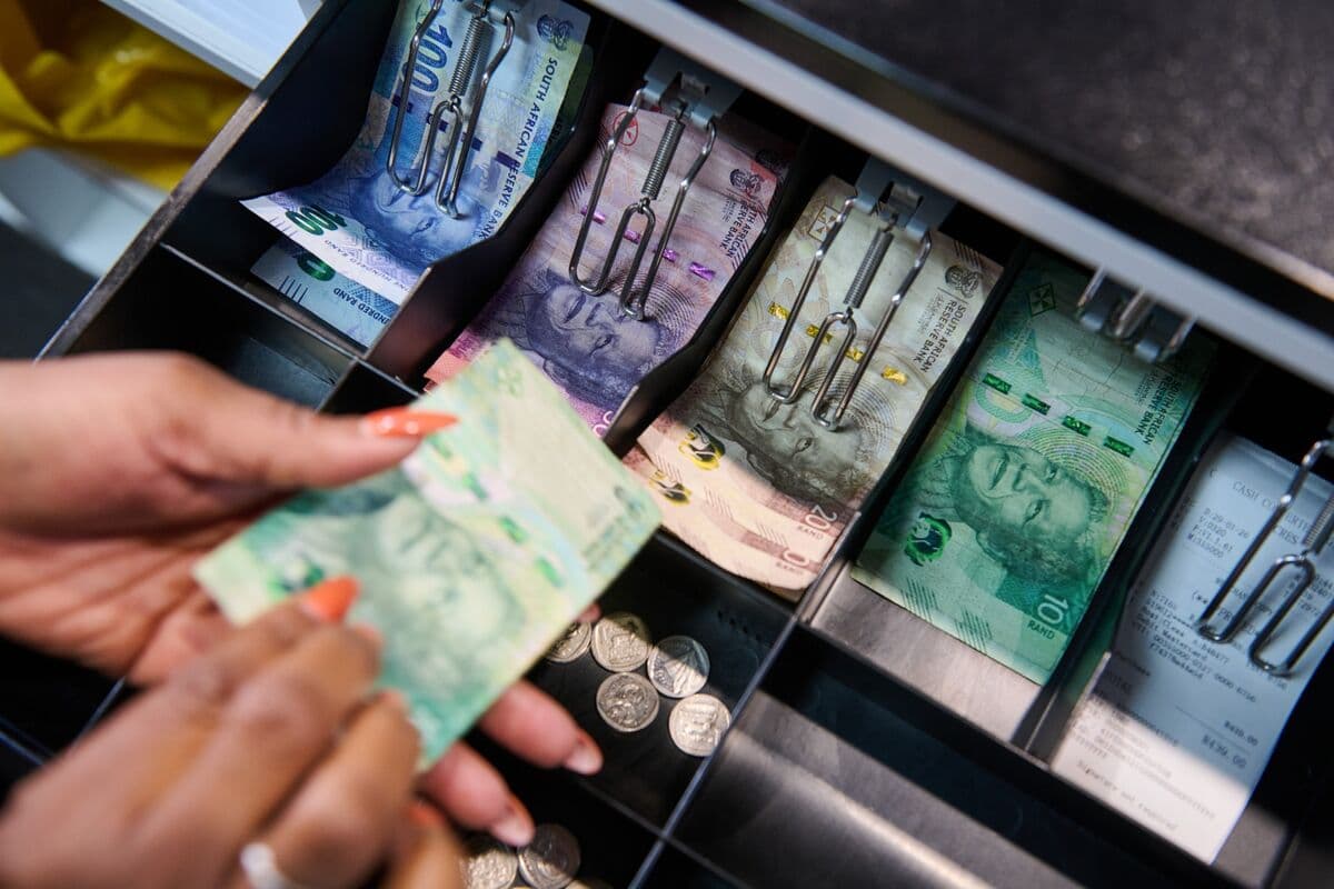 Emerging-Market Currencies Gain on ‘No News Is Good News’ Day