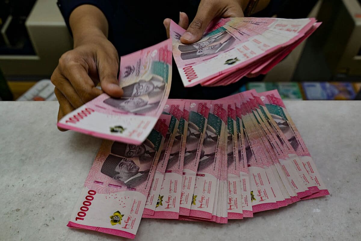 Indonesia and India Intervene to Prop Up Weakening Currencies