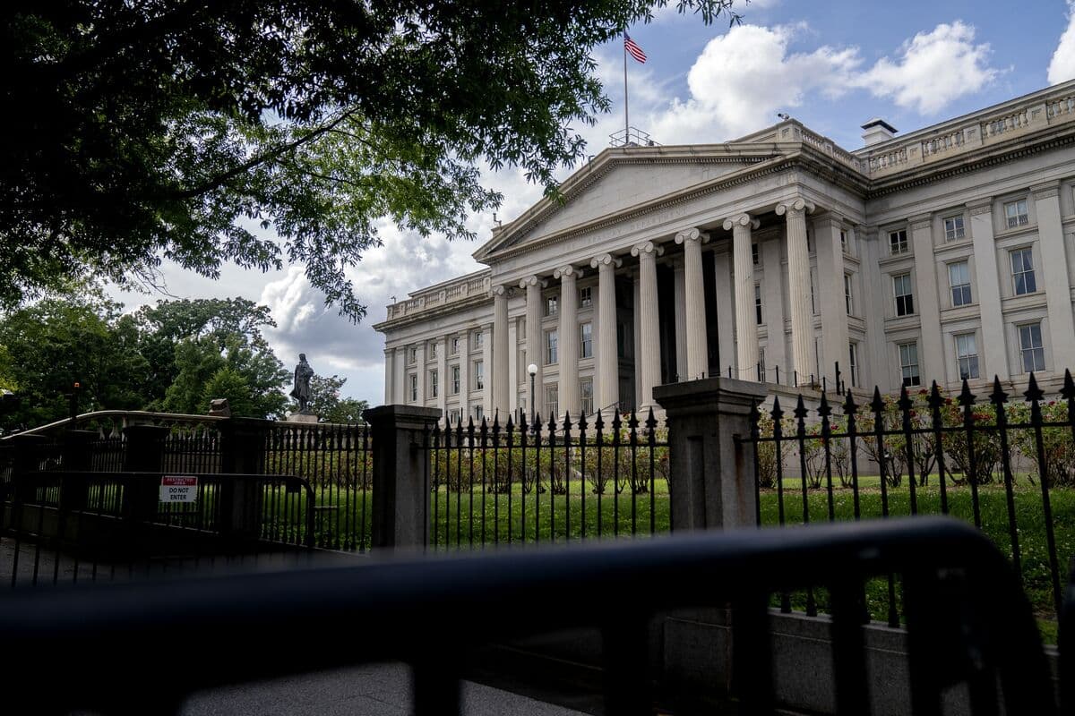 US Punts on Debt Auctions, Signaling No Changes Into 2027