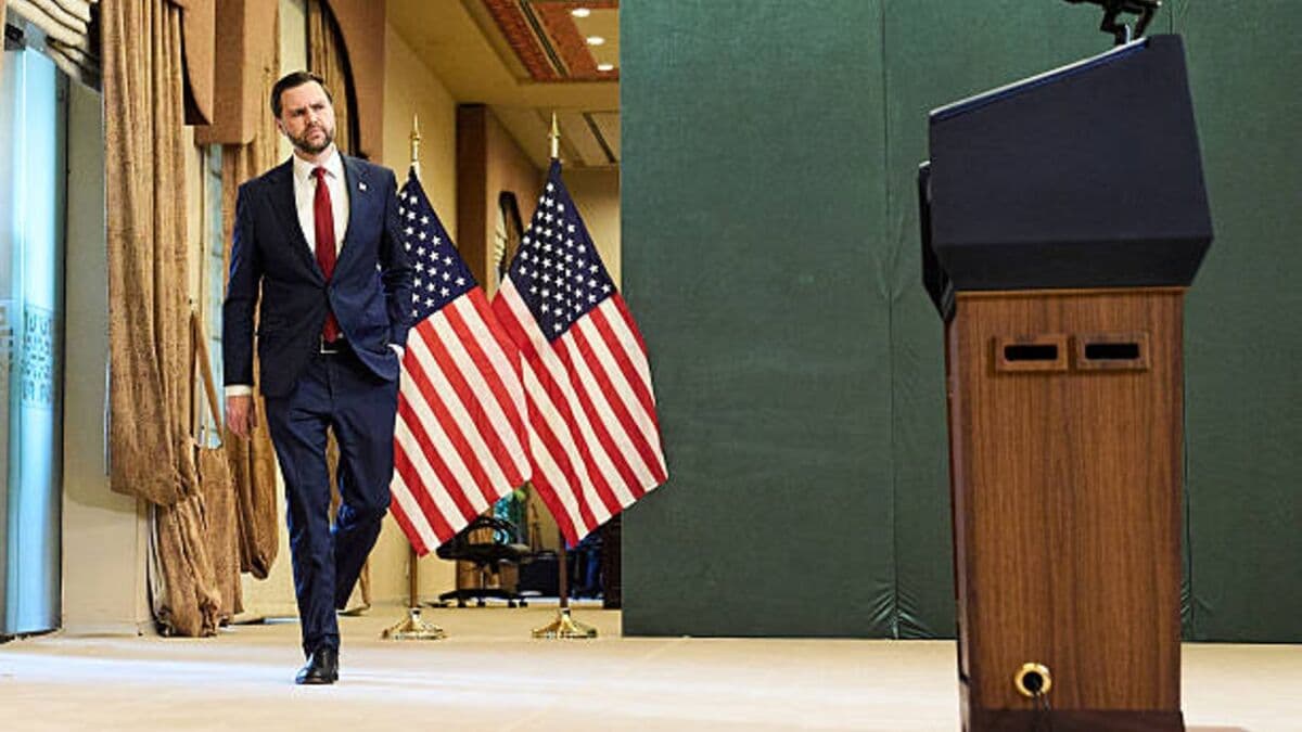 US-Iran Involved in Game of Chicken, Sanders Says 