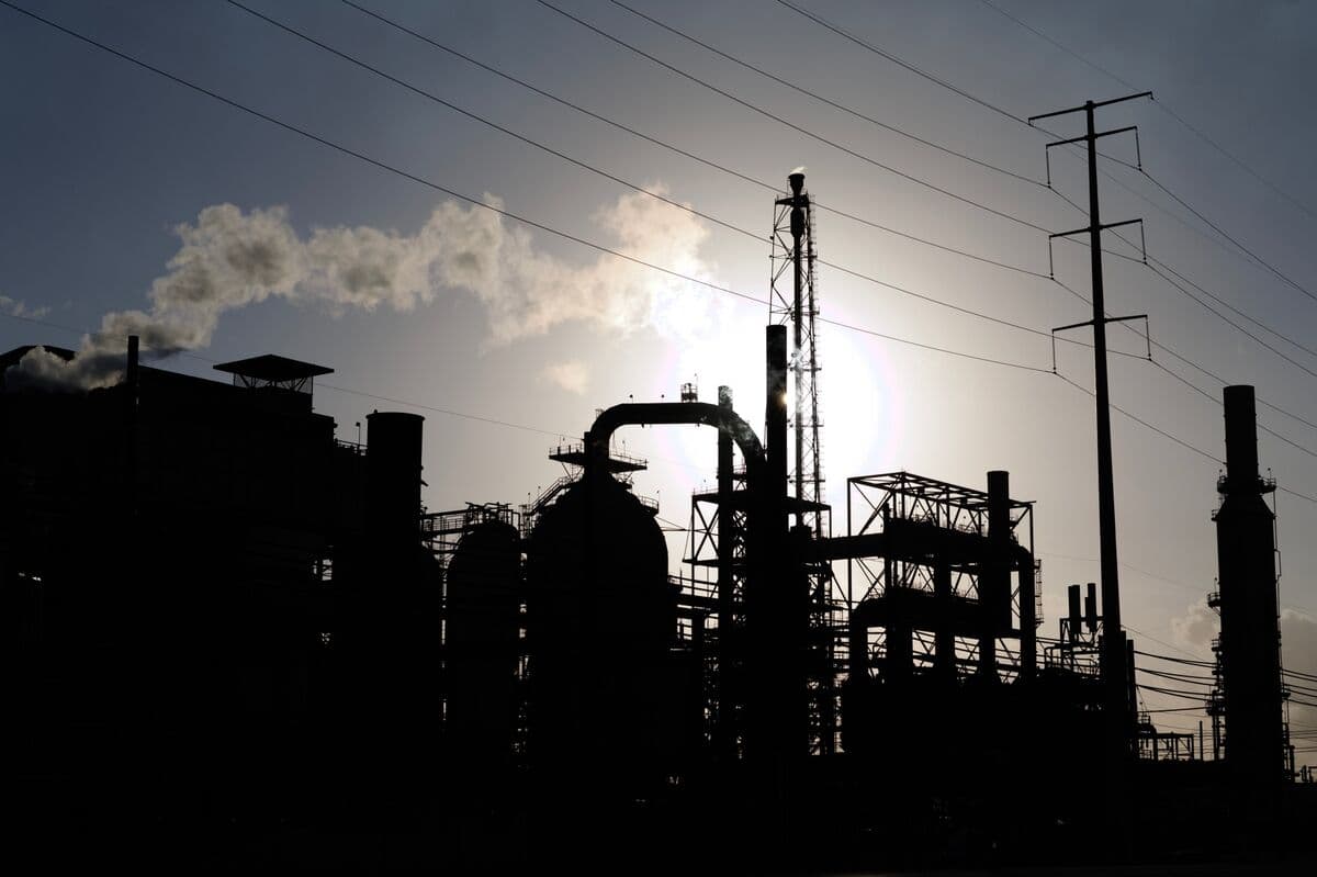 Oil Holds Gain With Iran’s Exports Strained as Conflict Drags On