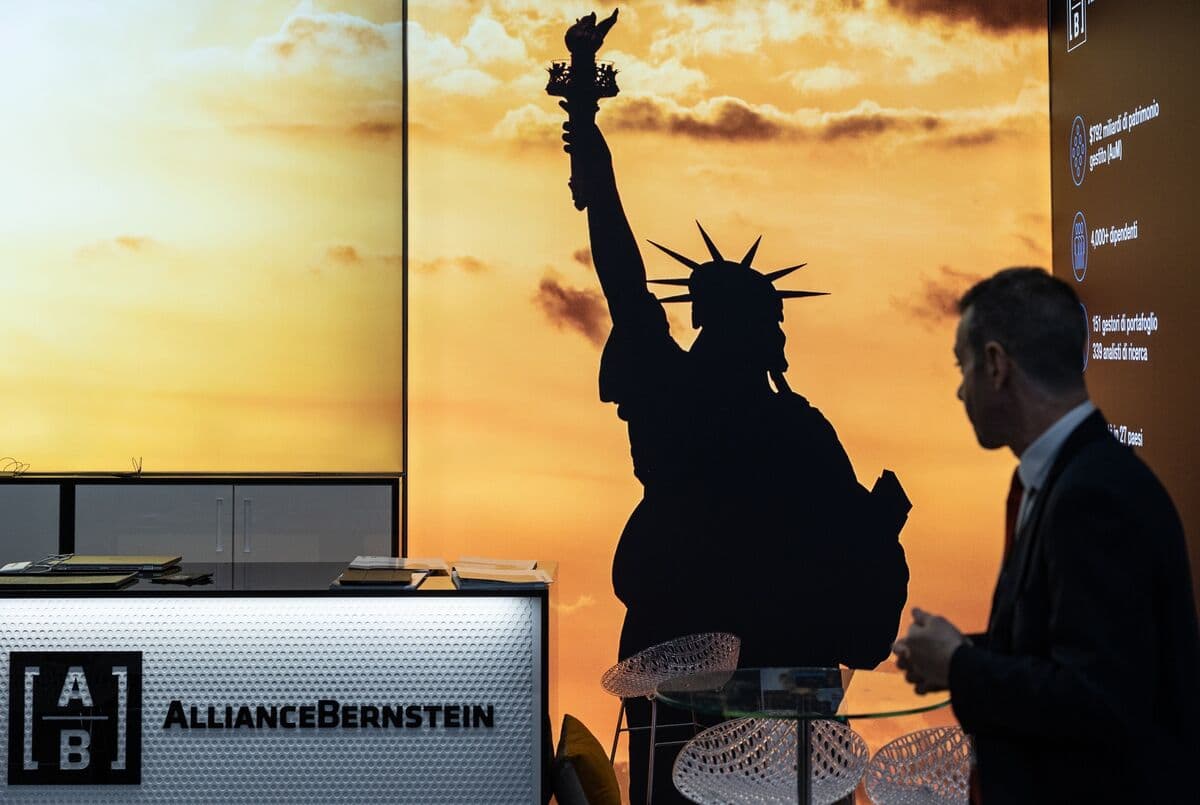 AllianceBernstein Shuts Hedge Fund Arya on Lack of Scale