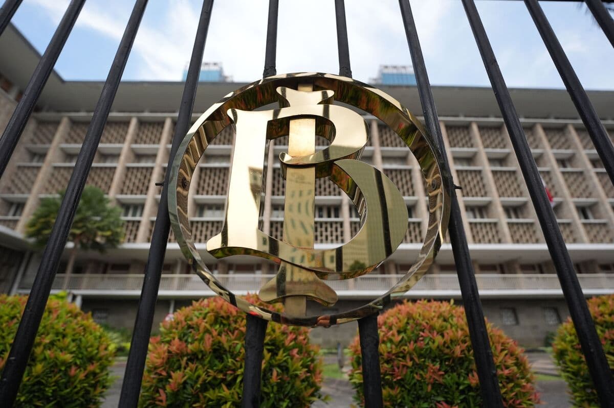 Indonesia Ramps Up Currency Defense With Surprise Rate Hike