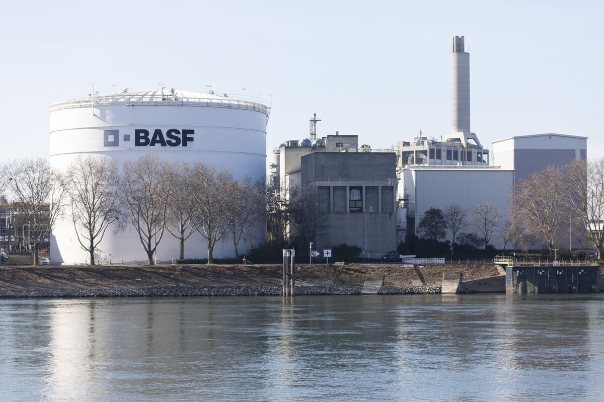 Banks Kick Off Sale of Junk Bonds Backing BASF Coatings Deal