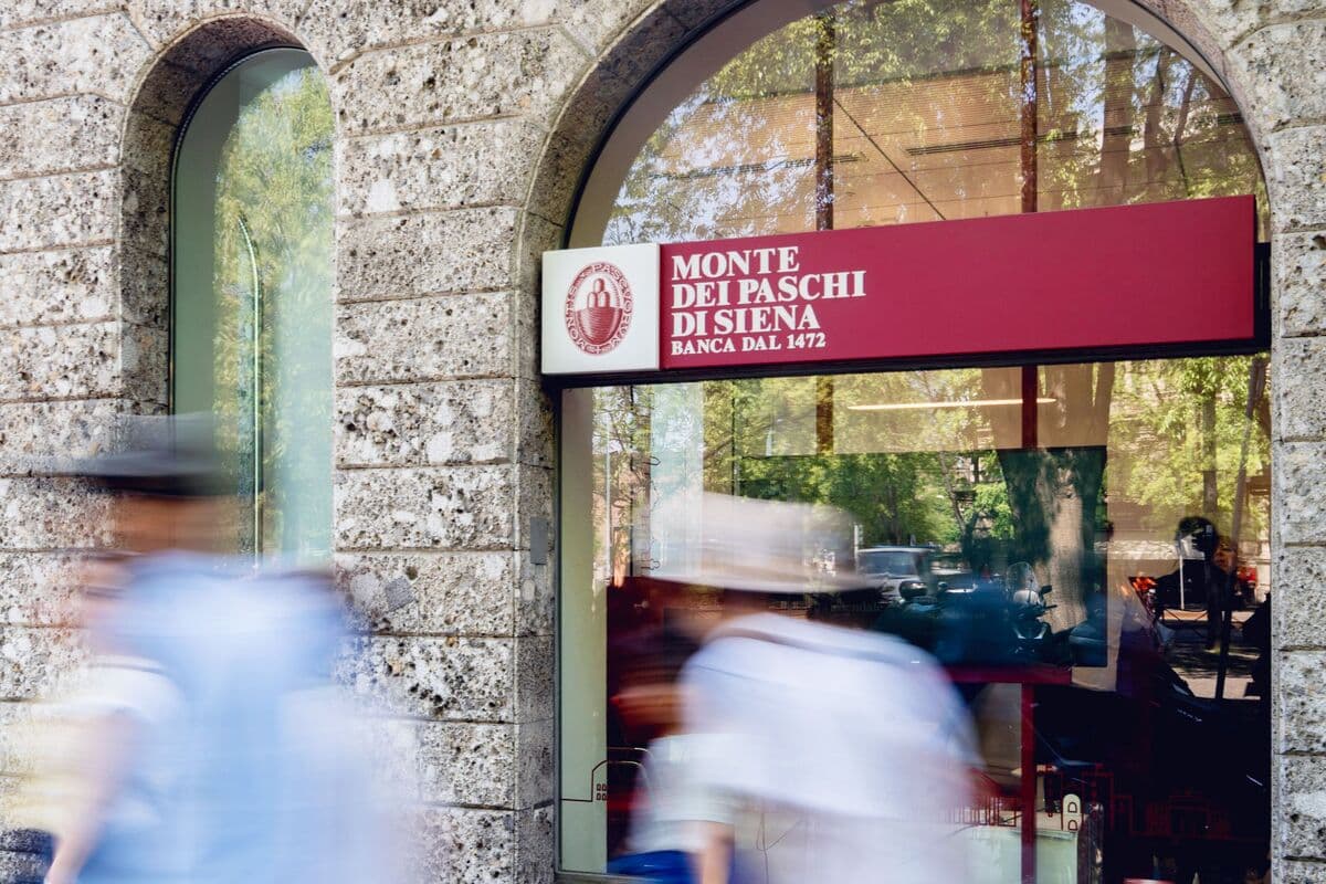 Italian Financial Stocks Soar as Paschi Bids Revive Deals