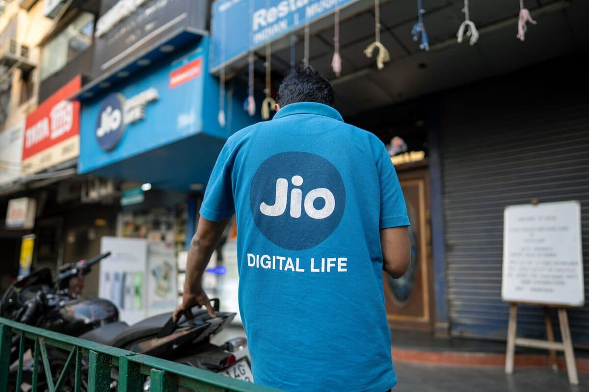 Reliance to Offer All New Shares in Jio IPO in U-Turn, ET Says