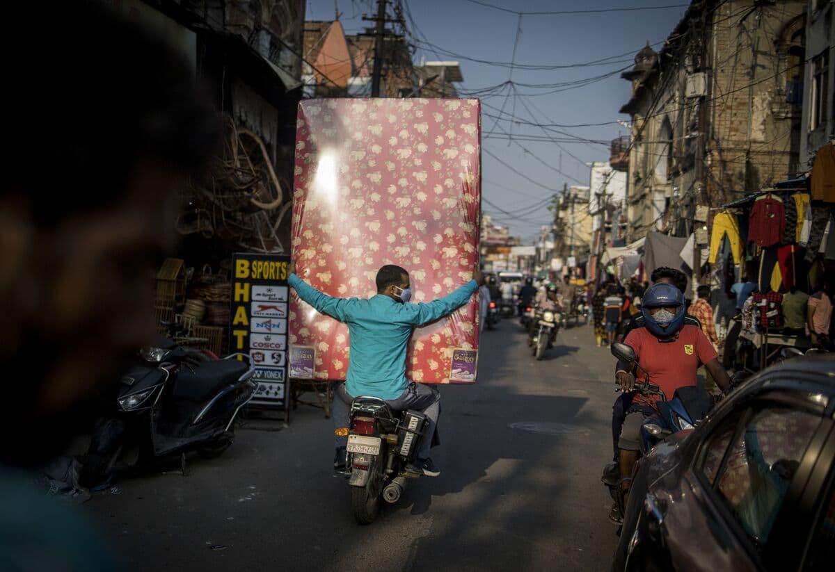 India Growth Beats Estimates Despite Energy Costs, Rupee Slide