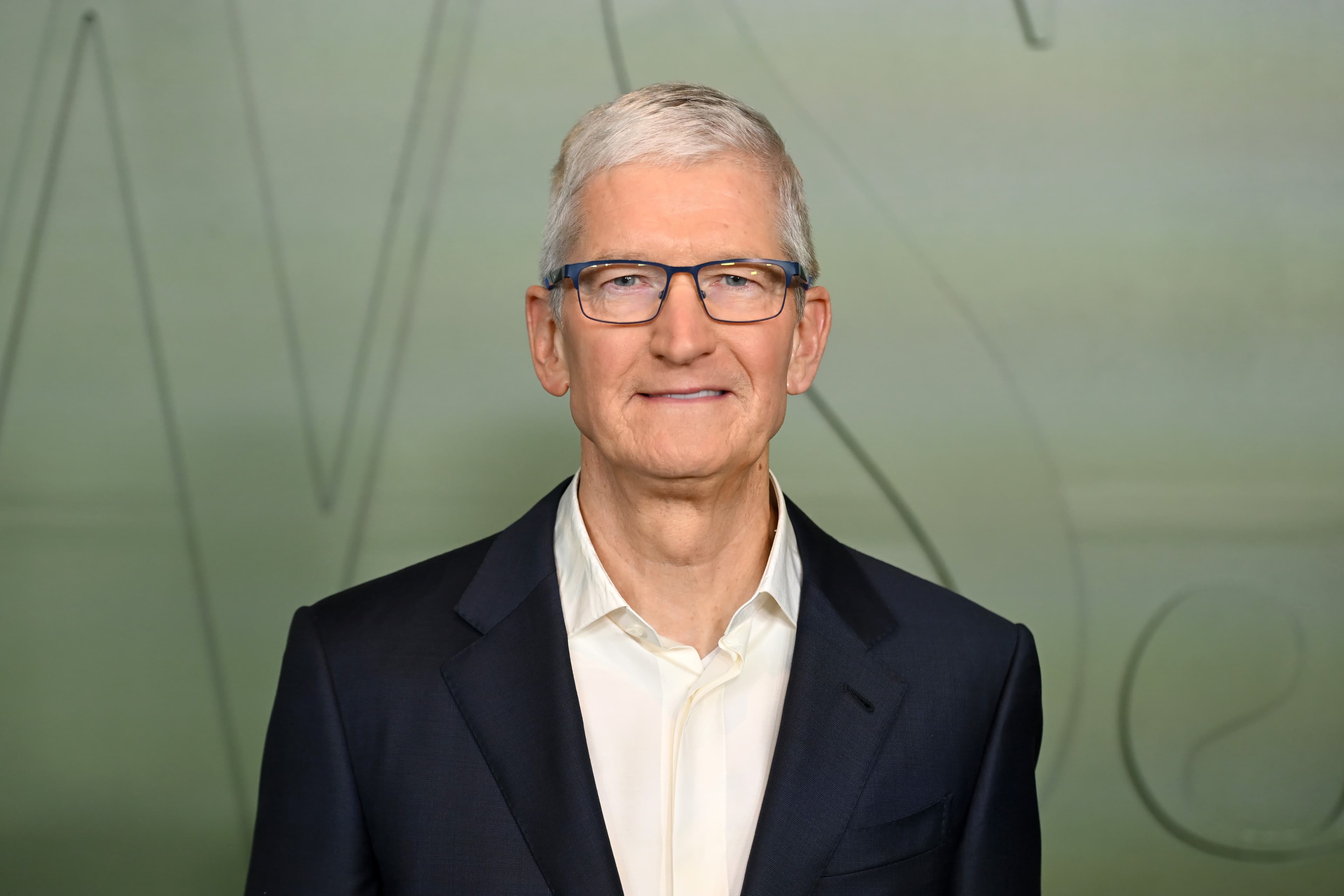 Tim Cook To Step Down As Apple CEO