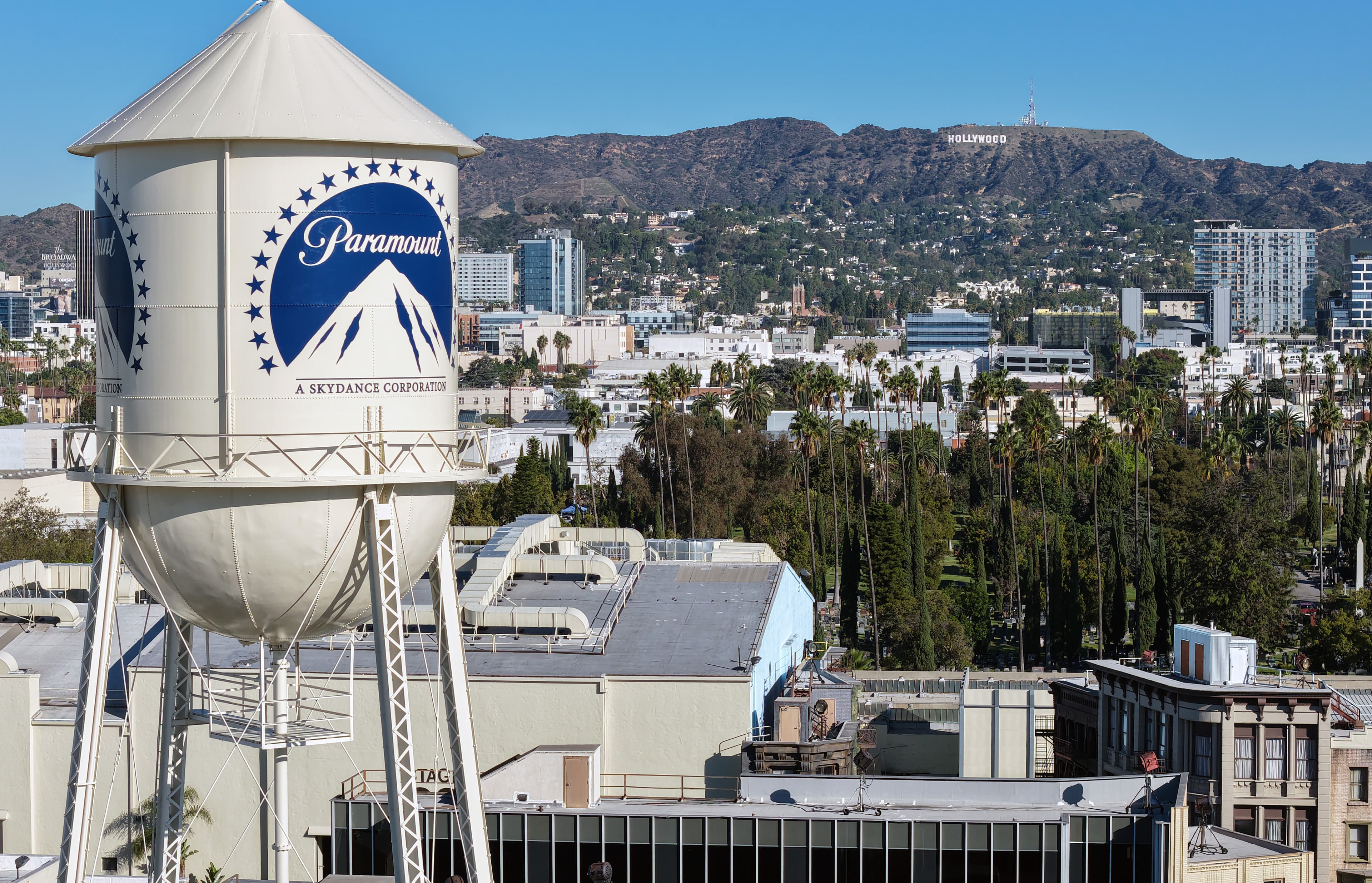 John Oliver Jokes He’s “Definitely Not” Had “Recurring Nightmares” About Paramount Turning Media Outlets Into “Conservative Sycophants”
