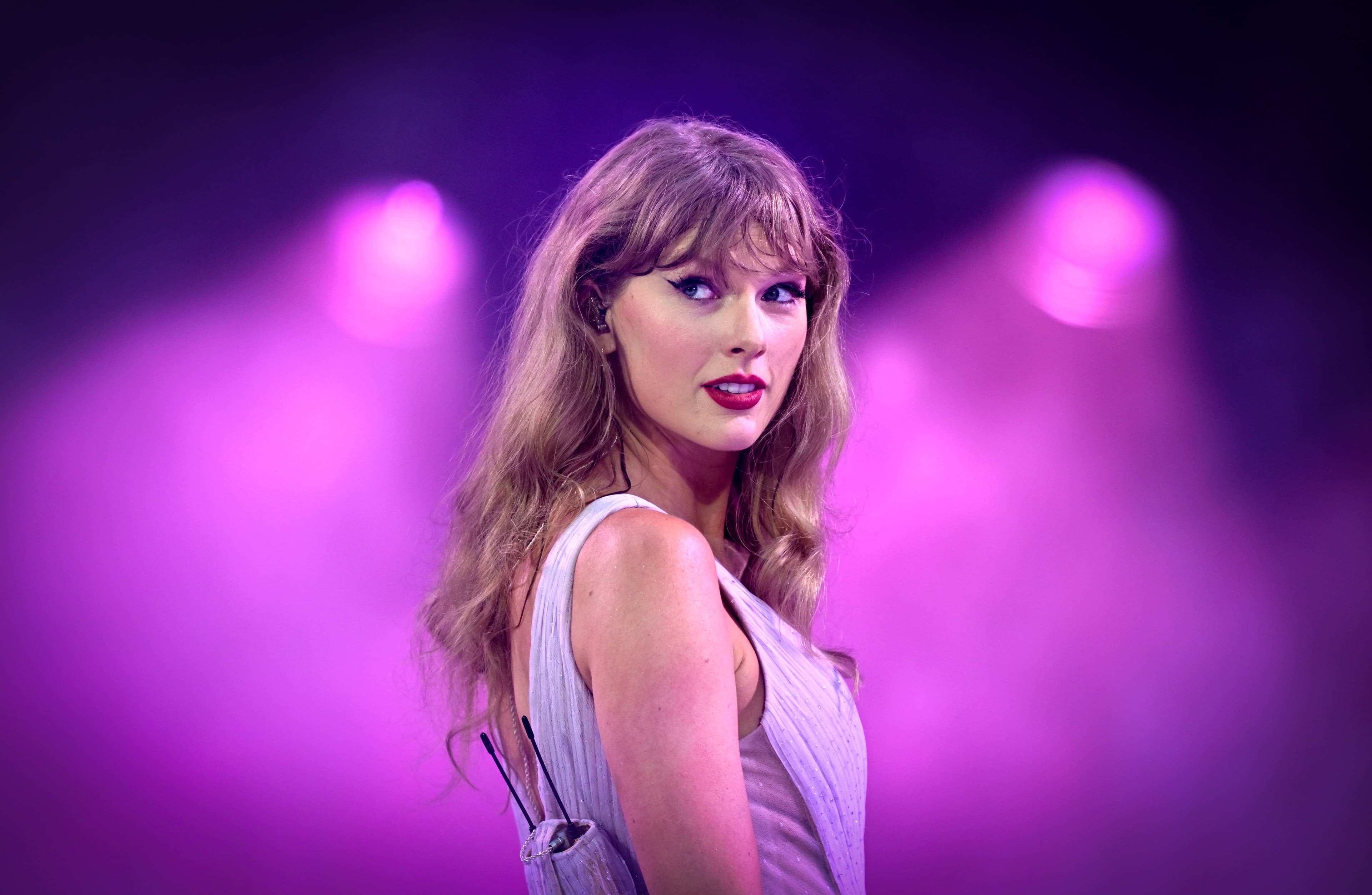 Taylor Swift Leads American Music Awards Nominations Including For Artist Of The Year