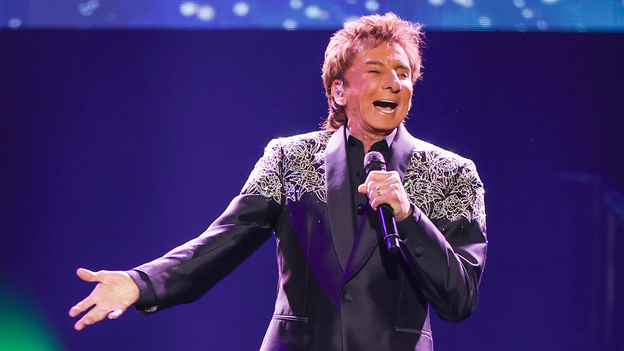 Barry Manilow Plans To Resume Tour In June While “Making Great Progress” With Cancer Treatment